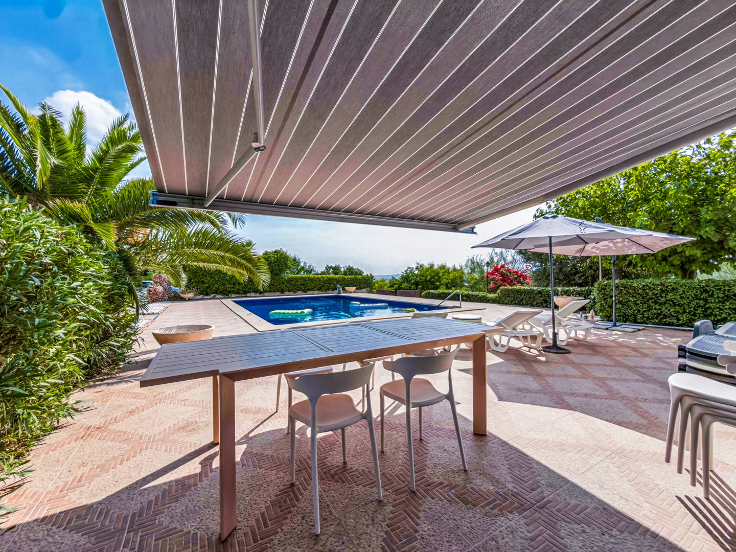 Resale - 4 Bed 3 Bath Villa with a private pool & parking in Aspe Alicante - av tres de agosto - Alicante
