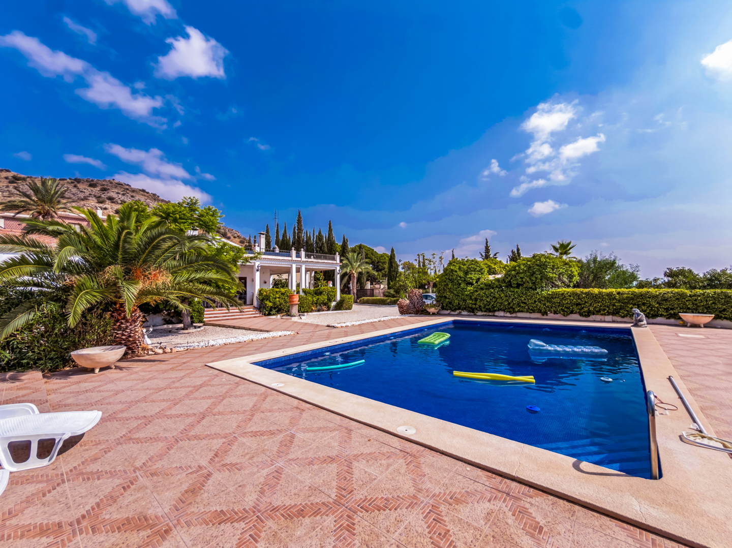 Resale - 4 Bed 3 Bath Villa with a private pool & parking in Aspe Alicante - av tres de agosto - Alicante