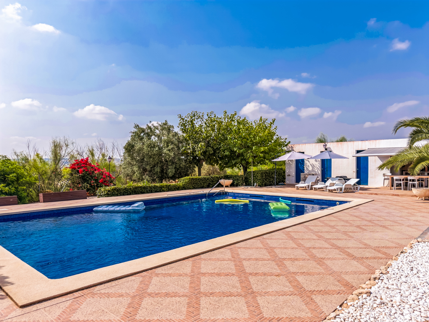 Resale - 4 Bed 3 Bath Villa with a private pool & parking in Aspe Alicante - av tres de agosto - Alicante