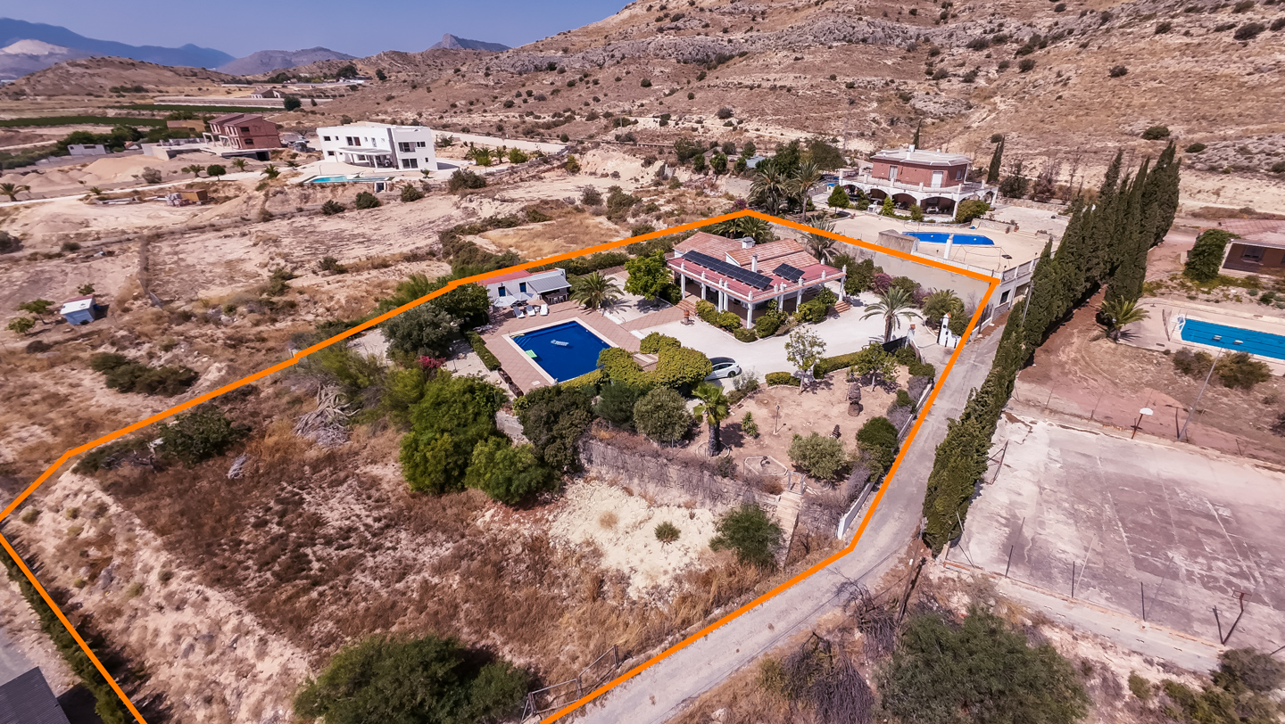 Resale - 4 Bed 3 Bath Villa with a private pool & parking in Aspe Alicante - av tres de agosto - Alicante