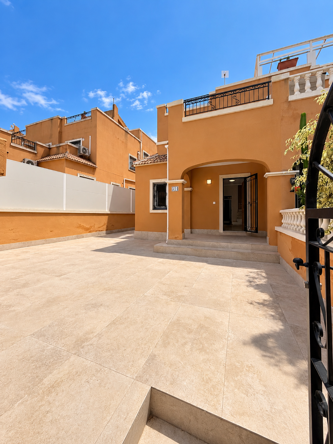 Resale - 3 Bedroom 2 Bathroom Chalet in Orihuela Costa - Dream Hills  - Alicante