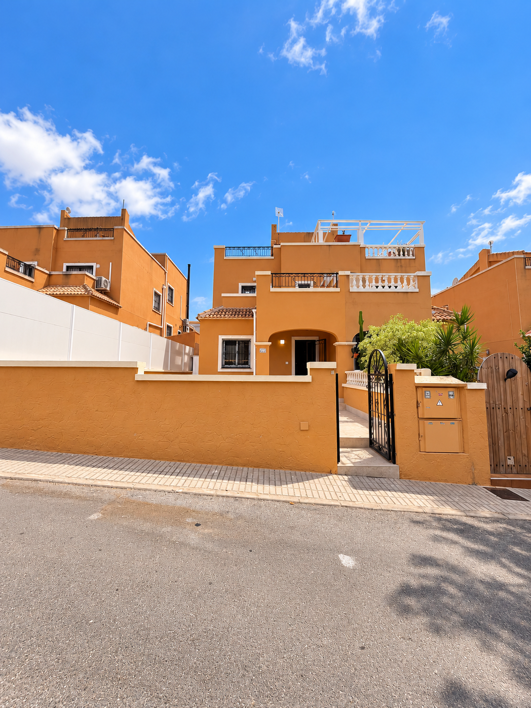 Resale - 3 Bedroom 2 Bathroom Chalet in Orihuela Costa - Dream Hills  - Alicante