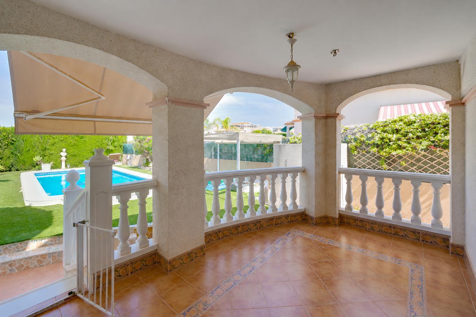 Resale - 3 Bedroom 2 Bathroom Chalet in San Fulgencio - LA MARINA  - Alicante