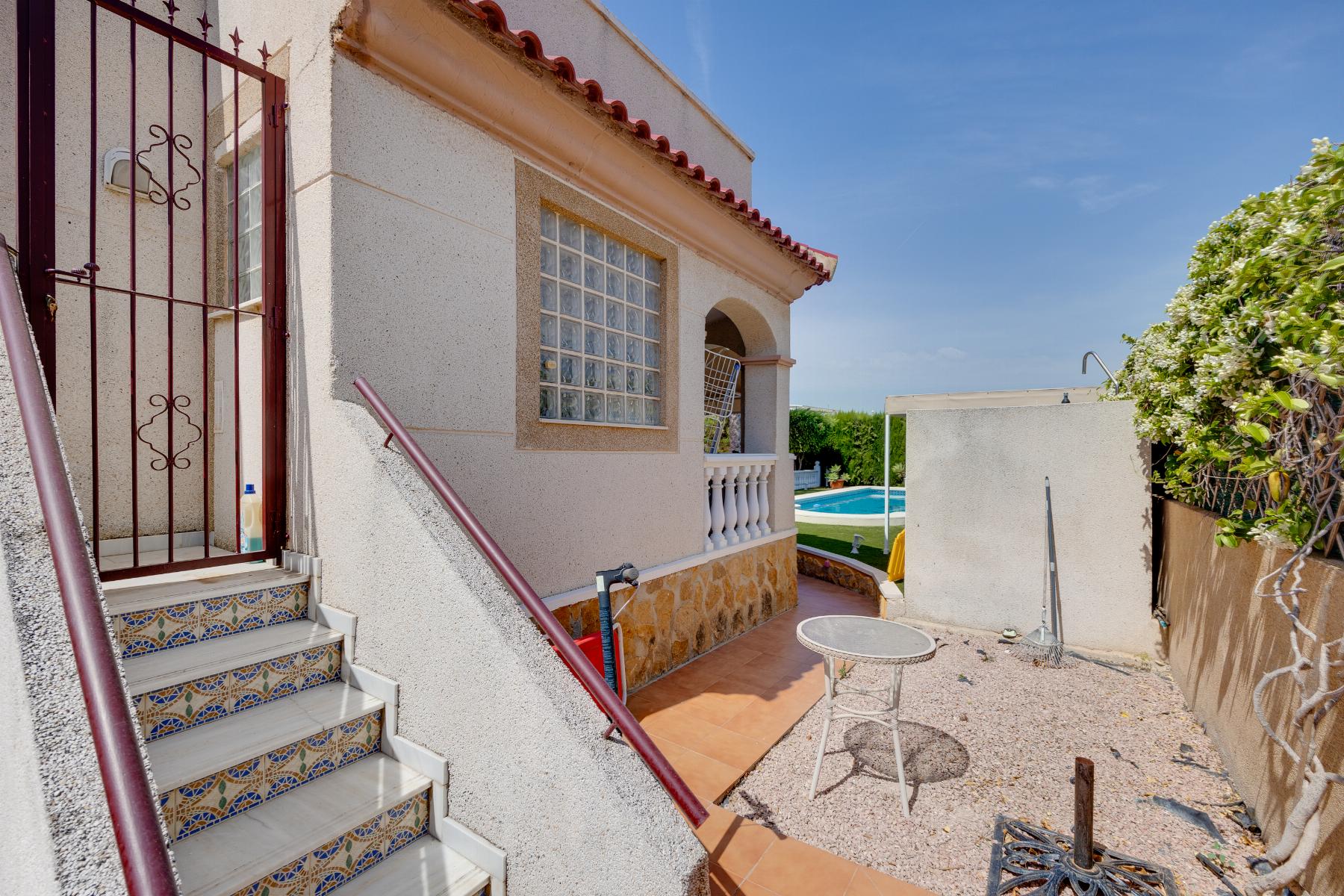 Resale - 3 Bedroom 2 Bathroom Chalet in San Fulgencio - LA MARINA  - Alicante