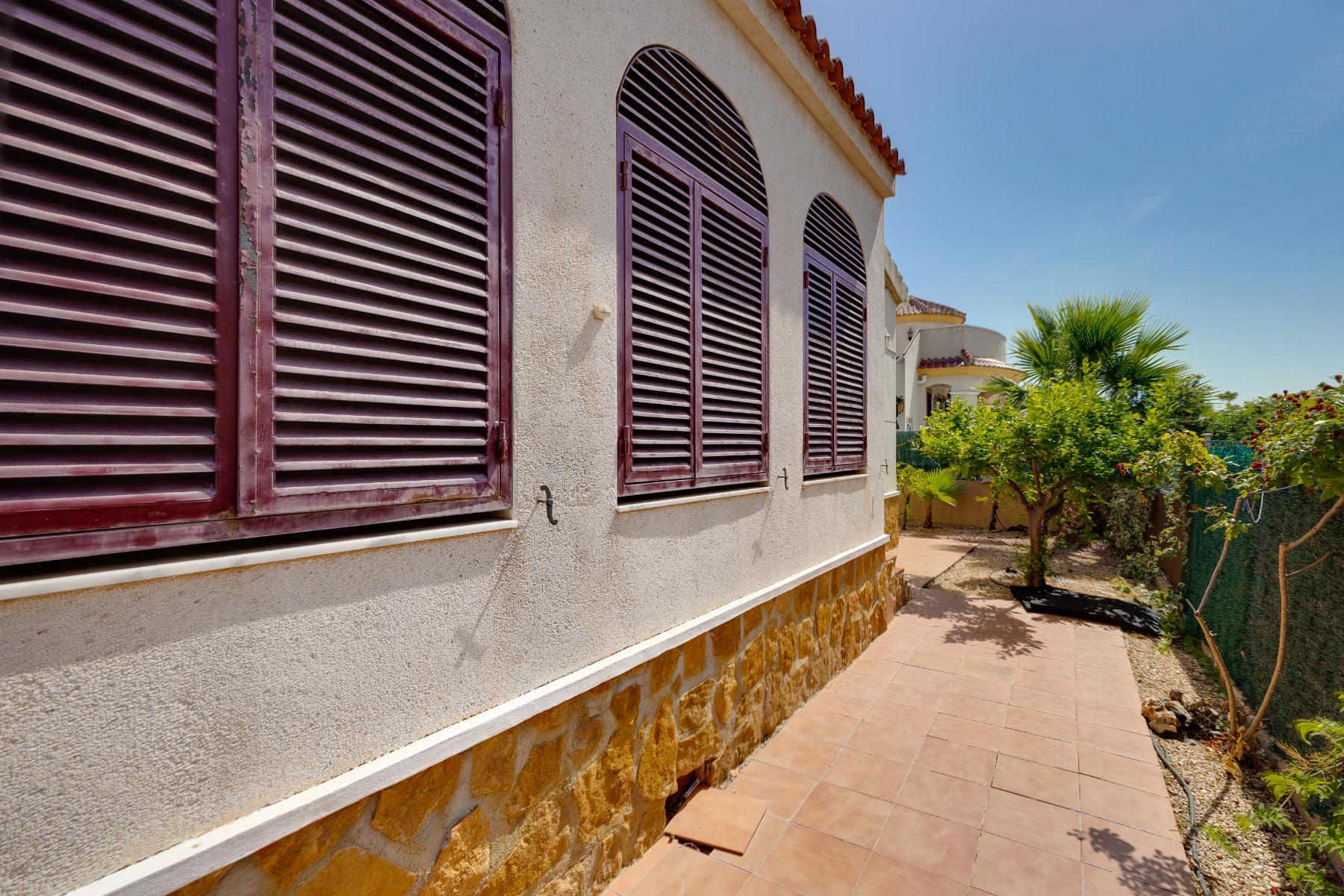 Resale - 3 Bedroom 2 Bathroom Chalet in San Fulgencio - LA MARINA  - Alicante