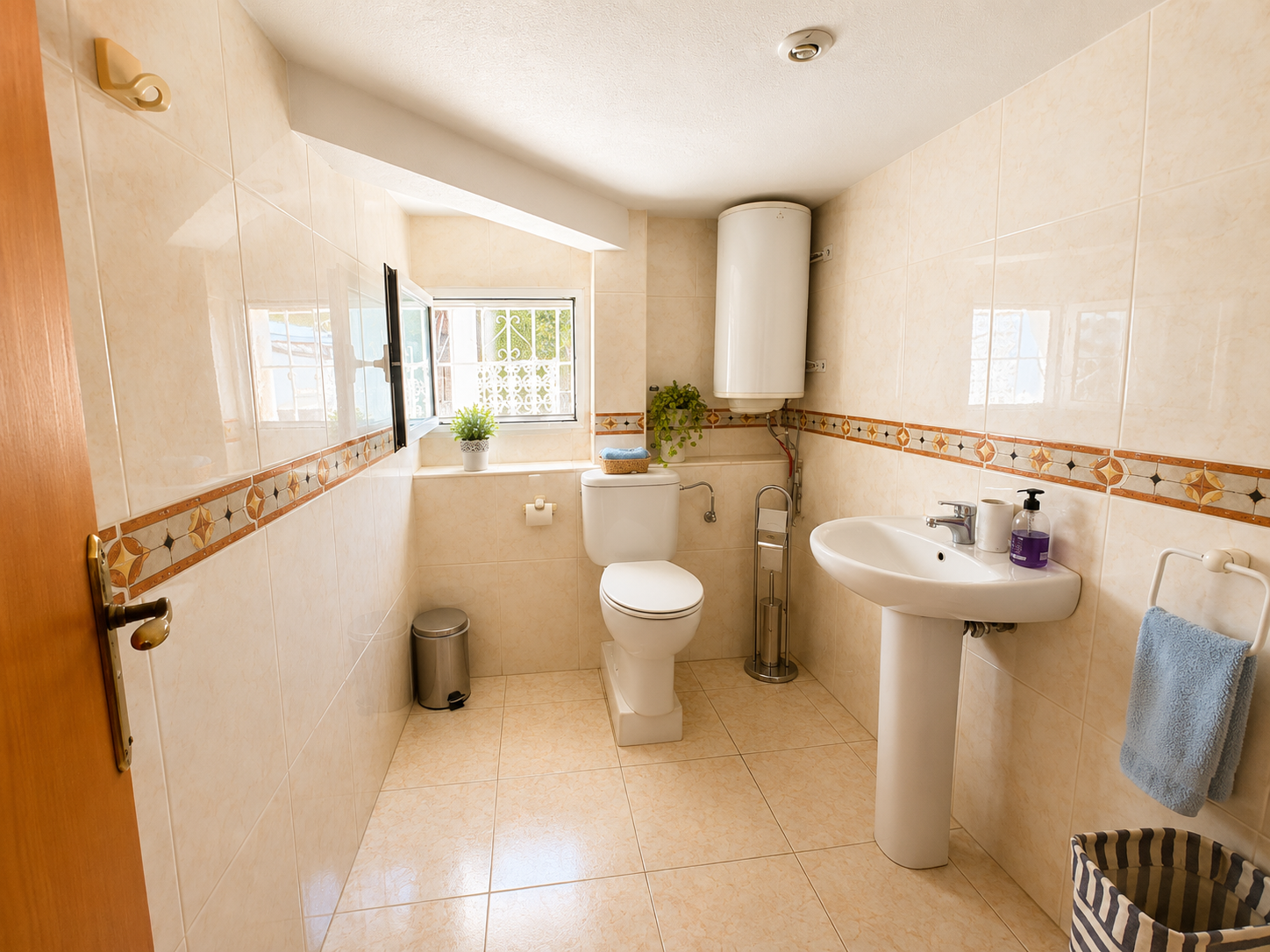 Resale - 5 Bedroom 2 Bathroom Villa in Torrevieja - La Siesta  - Alicante