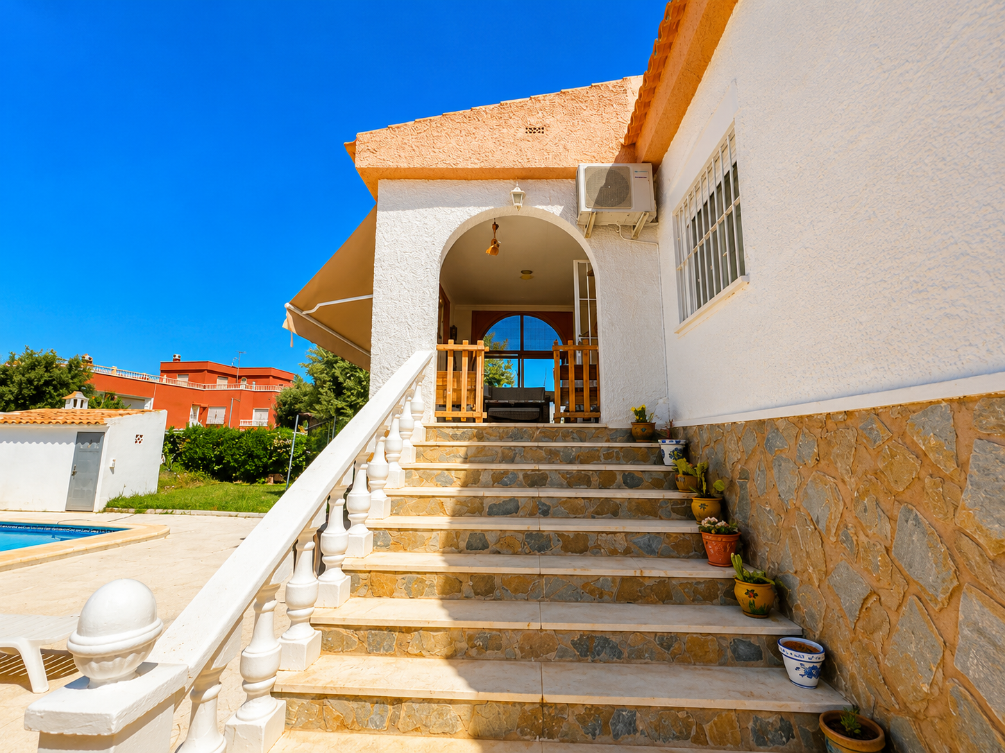 Resale - 5 Bedroom 2 Bathroom Villa in Torrevieja - La Siesta  - Alicante