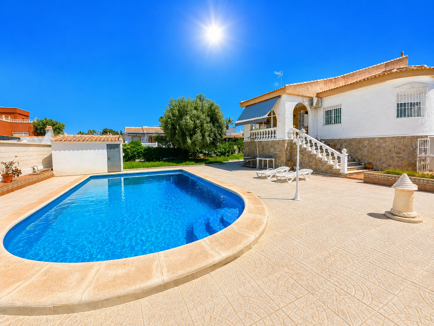Resale - 5 Bedroom 2 Bathroom Villa in Torrevieja - La Siesta  - Alicante