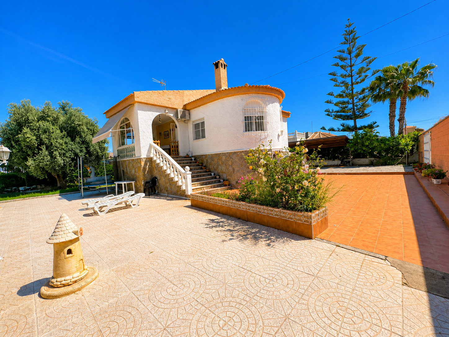 Resale - 5 Bedroom 2 Bathroom Villa in Torrevieja - La Siesta  - Alicante