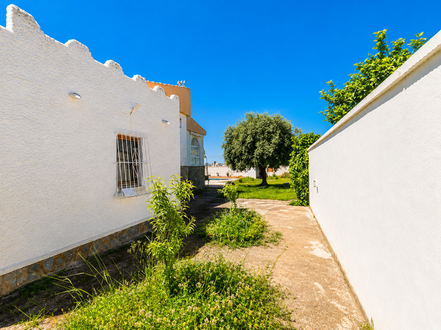 Resale - 5 Bedroom 2 Bathroom Villa in Torrevieja - La Siesta  - Alicante