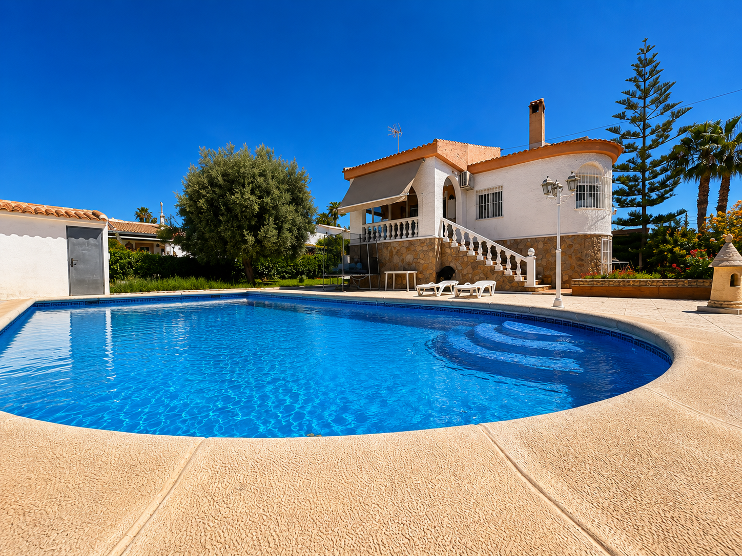 Resale - 5 Bedroom 2 Bathroom Villa in Torrevieja - La Siesta  - Alicante
