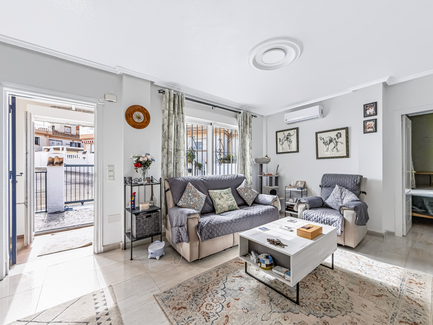 Resale - Exclusive 2 Bed 2 Bath corner plot Townhouse with a large garden and roof terrace with community pool in Ciudad Quesada - calle Onda - Alicante