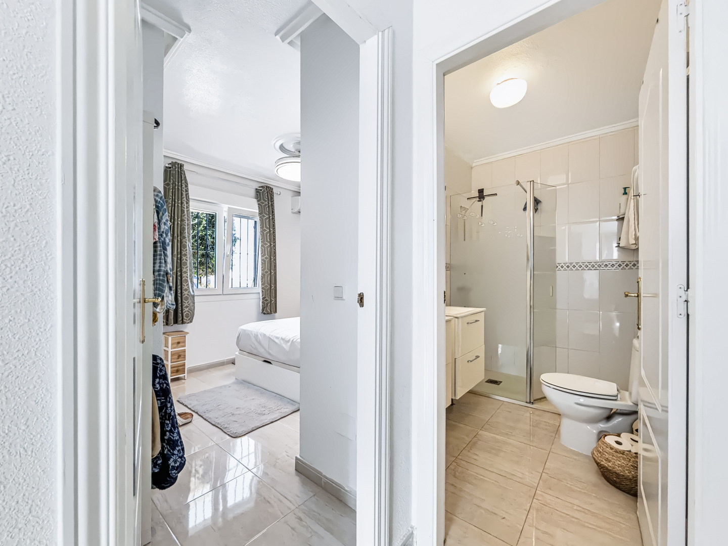 Resale - Exclusive 2 Bed 2 Bath corner plot Townhouse with a large garden and roof terrace with community pool in Ciudad Quesada - calle Onda - Alicante