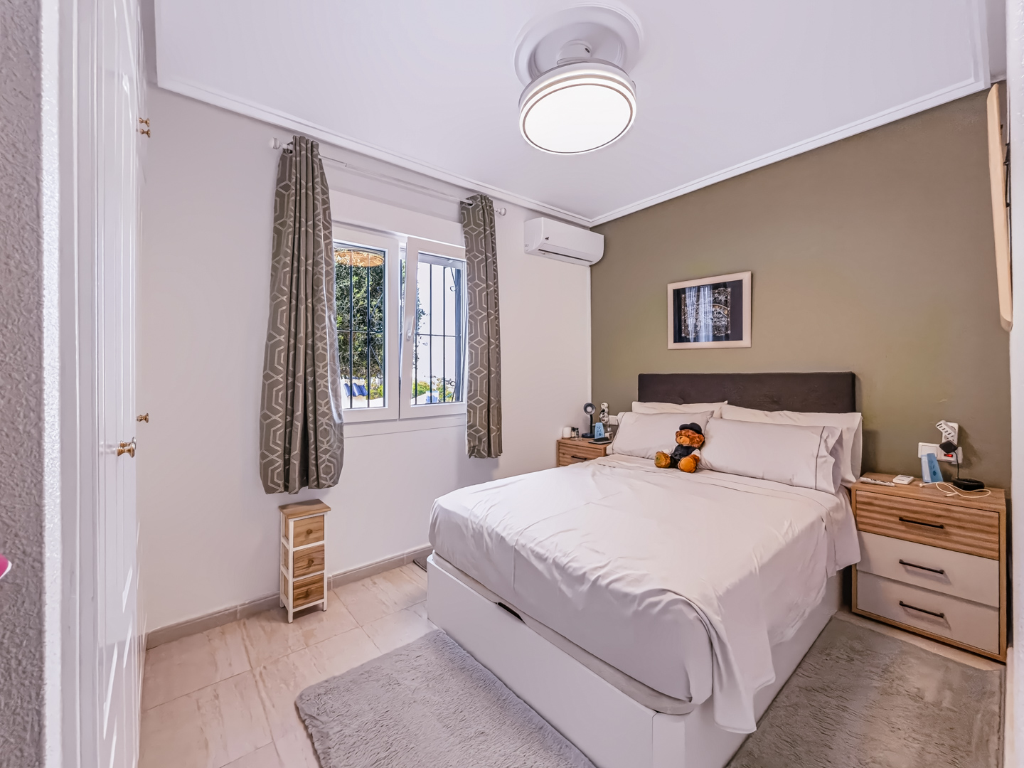 Resale - Exclusive 2 Bed 2 Bath corner plot Townhouse with a large garden and roof terrace with community pool in Ciudad Quesada - calle Onda - Alicante