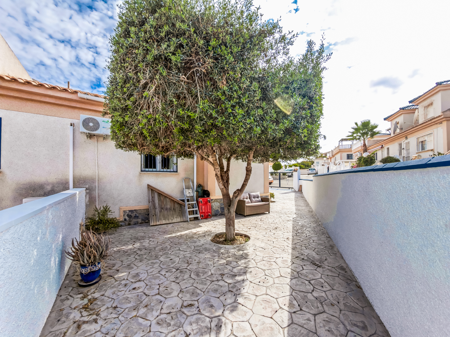 Resale - Exclusive 2 Bed 2 Bath corner plot Townhouse with a large garden and roof terrace with community pool in Ciudad Quesada - calle Onda - Alicante