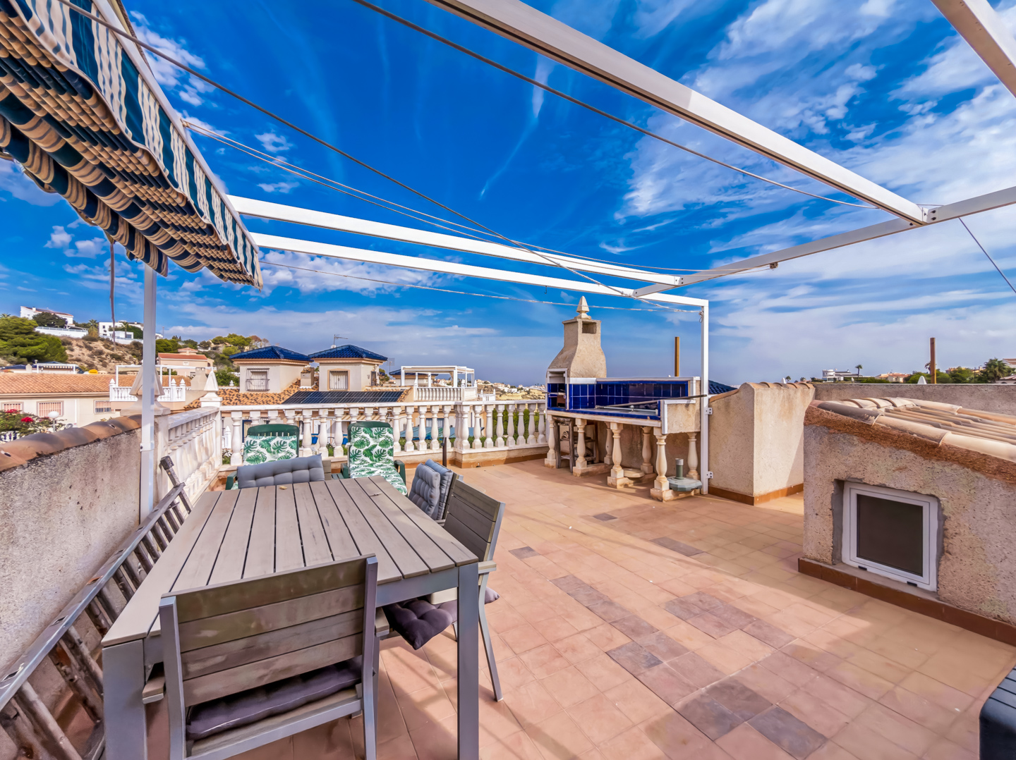 Resale - Exclusive 2 Bed 2 Bath corner plot Townhouse with a large garden and roof terrace with community pool in Ciudad Quesada - calle Onda - Alicante