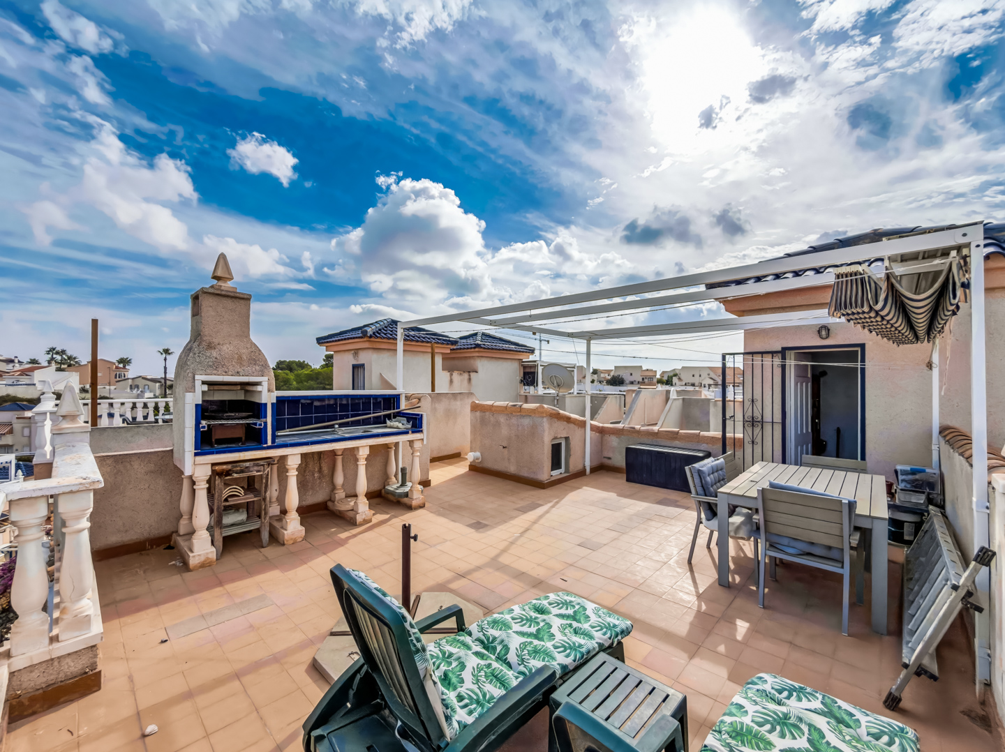 Resale - Exclusive 2 Bed 2 Bath corner plot Townhouse with a large garden and roof terrace with community pool in Ciudad Quesada - calle Onda - Alicante