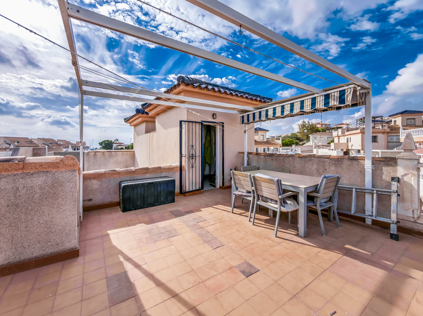Resale - Exclusive 2 Bed 2 Bath corner plot Townhouse with a large garden and roof terrace with community pool in Ciudad Quesada - calle Onda - Alicante
