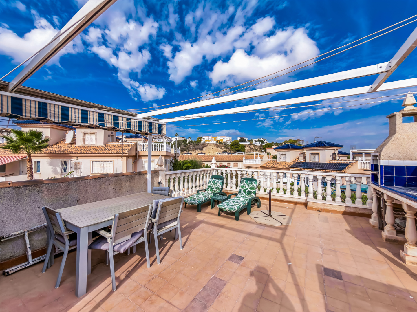 Resale - Exclusive 2 Bed 2 Bath corner plot Townhouse with a large garden and roof terrace with community pool in Ciudad Quesada - calle Onda - Alicante