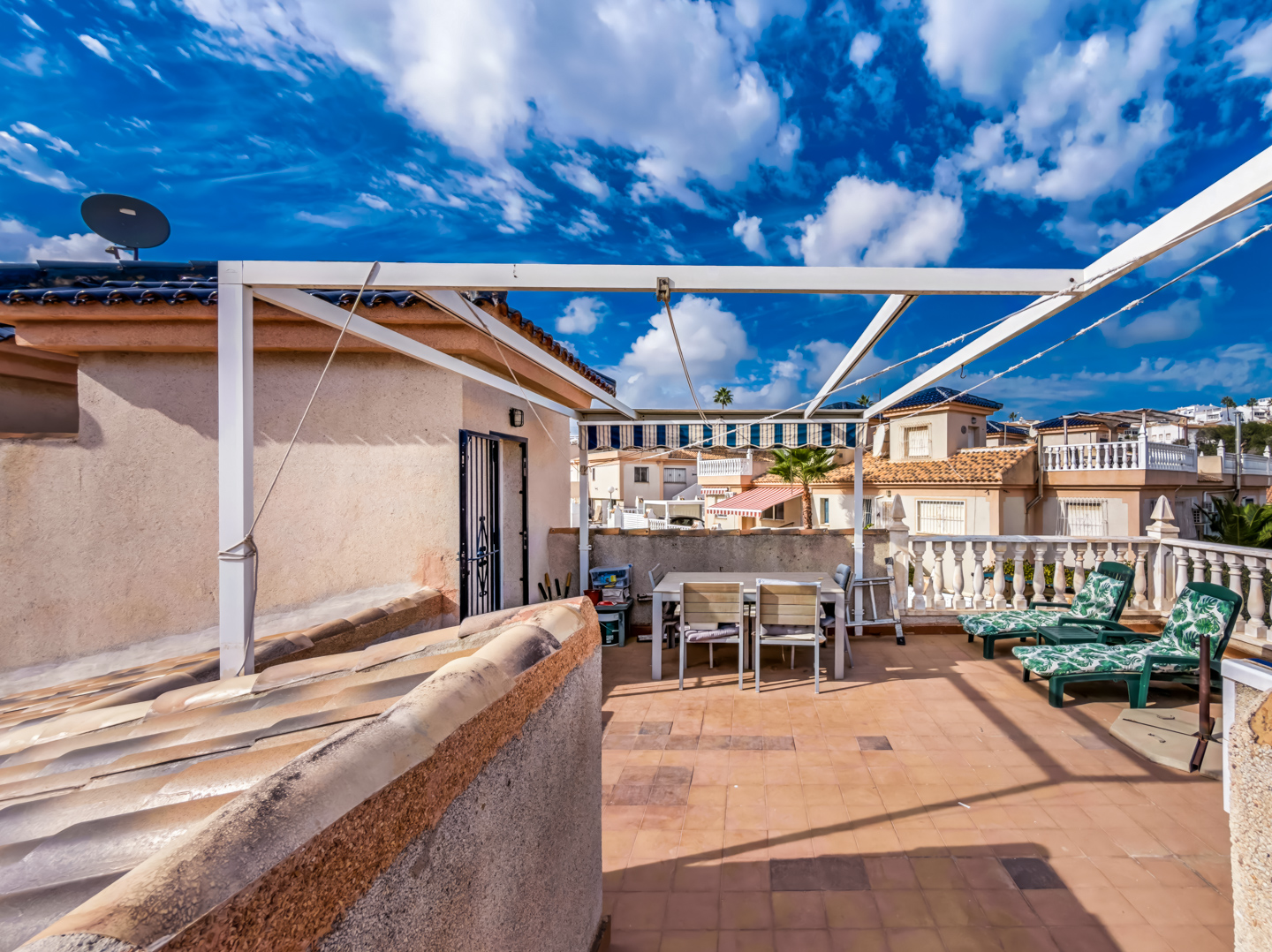 Resale - Exclusive 2 Bed 2 Bath corner plot Townhouse with a large garden and roof terrace with community pool in Ciudad Quesada - calle Onda - Alicante