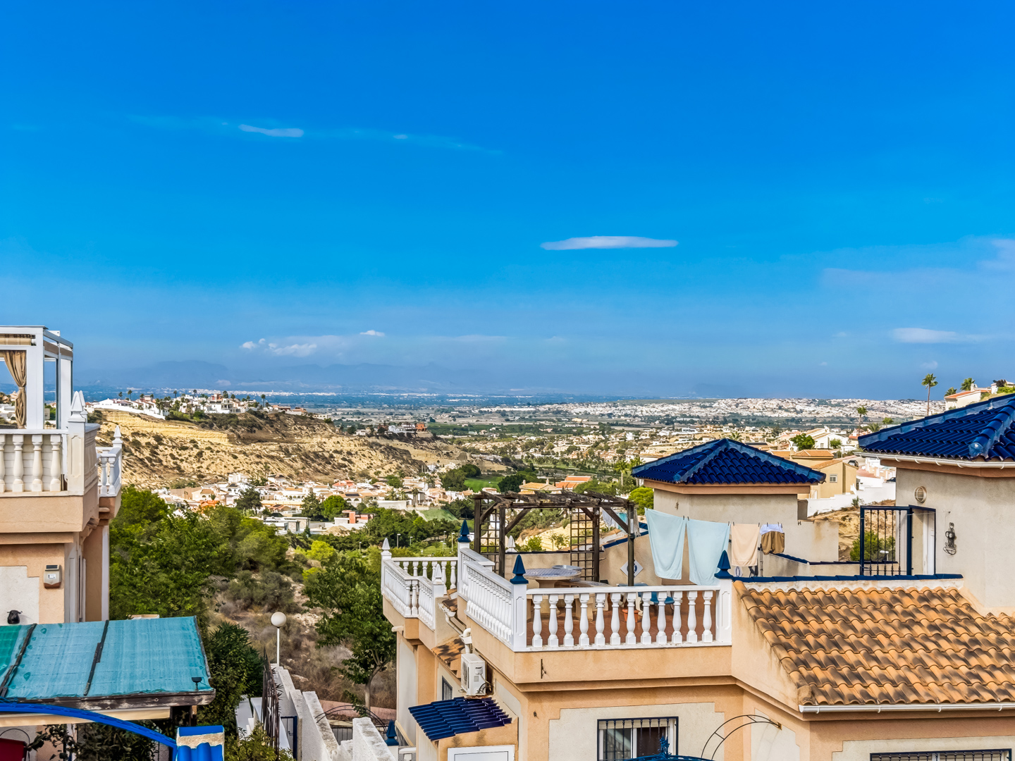 Resale - Exclusive 2 Bed 2 Bath corner plot Townhouse with a large garden and roof terrace with community pool in Ciudad Quesada - calle Onda - Alicante