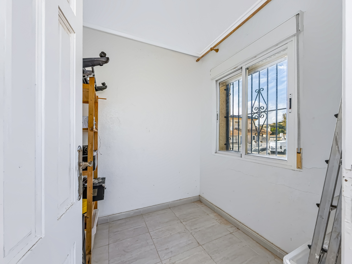 Resale - Exclusive 2 Bed 2 Bath corner plot Townhouse with a large garden and roof terrace with community pool in Ciudad Quesada - calle Onda - Alicante