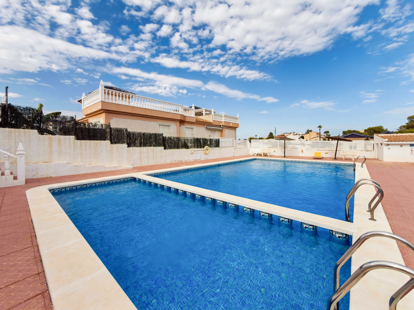 Resale - Exclusive 2 Bed 2 Bath corner plot Townhouse with a large garden and roof terrace with community pool in Ciudad Quesada - calle Onda - Alicante