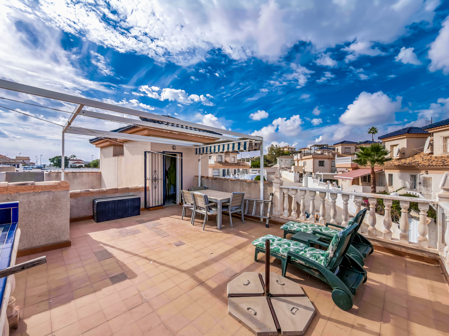 Resale - Exclusive 2 Bed 2 Bath corner plot Townhouse with a large garden and roof terrace with community pool in Ciudad Quesada - calle Onda - Alicante