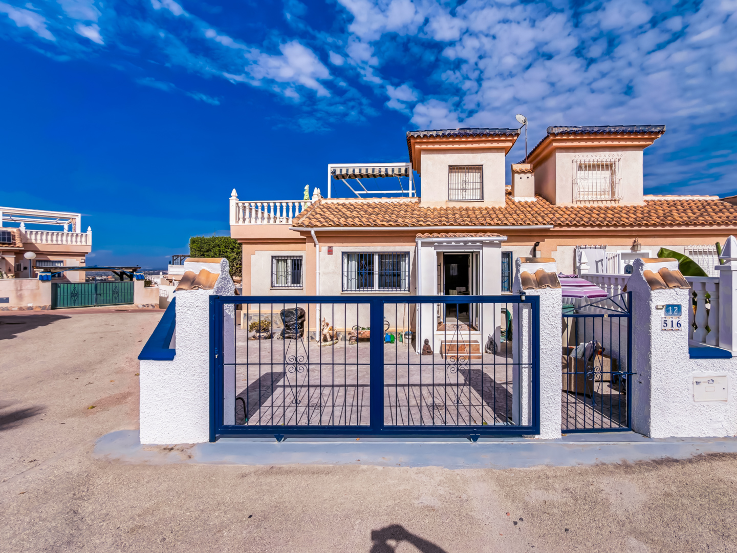 Resale - Exclusive 2 Bed 2 Bath corner plot Townhouse with a large garden and roof terrace with community pool in Ciudad Quesada - calle Onda - Alicante