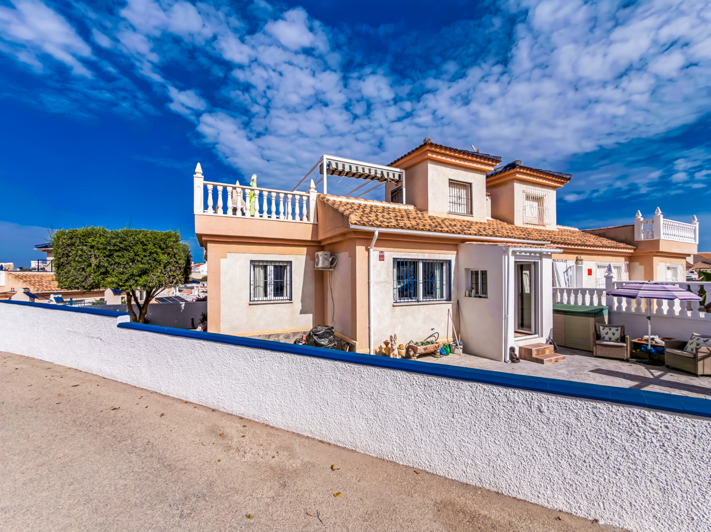 Resale - Exclusive 2 Bed 2 Bath corner plot Townhouse with a large garden and roof terrace with community pool in Ciudad Quesada - calle Onda - Alicante