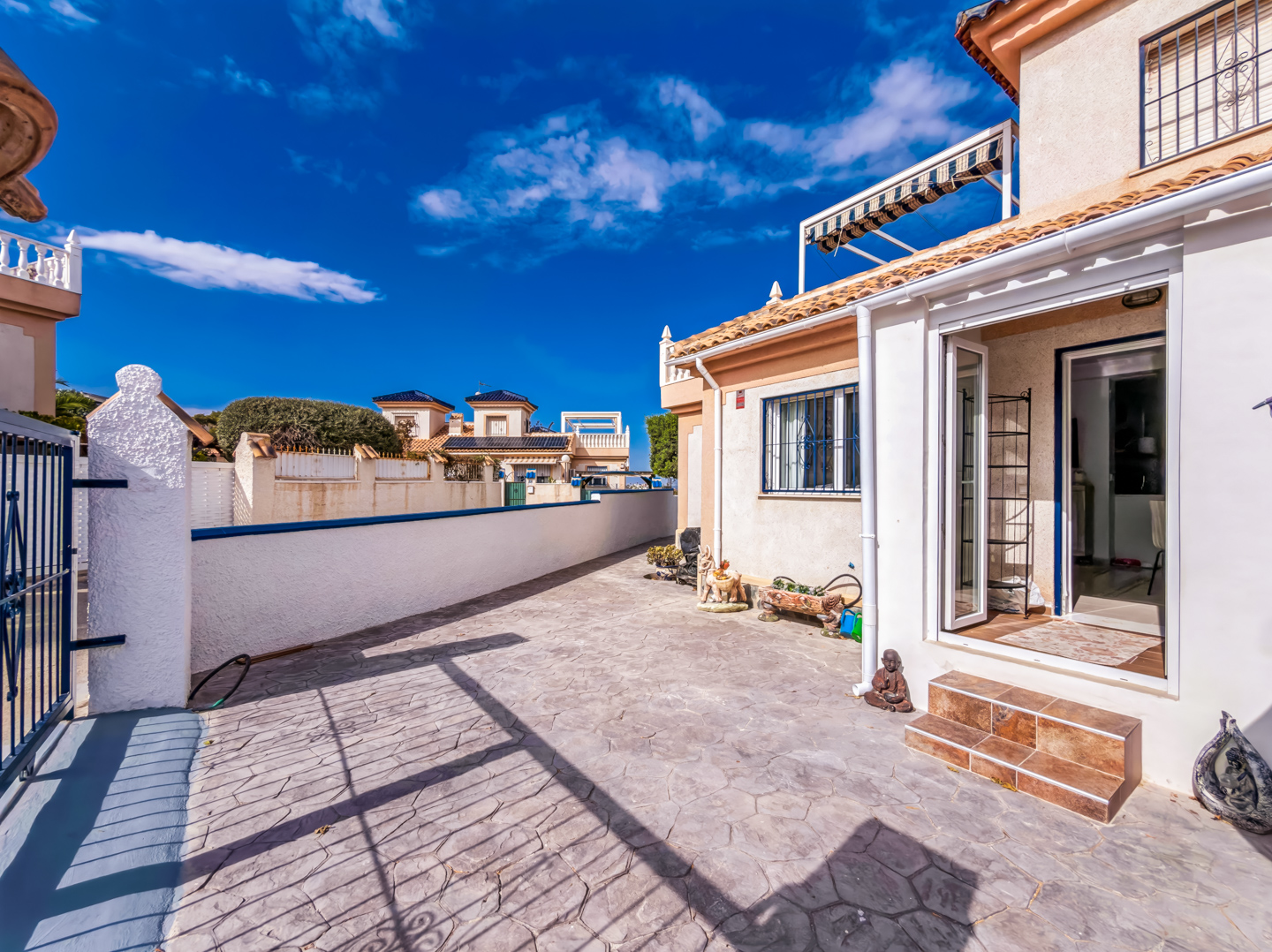 Resale - Exclusive 2 Bed 2 Bath corner plot Townhouse with a large garden and roof terrace with community pool in Ciudad Quesada - calle Onda - Alicante