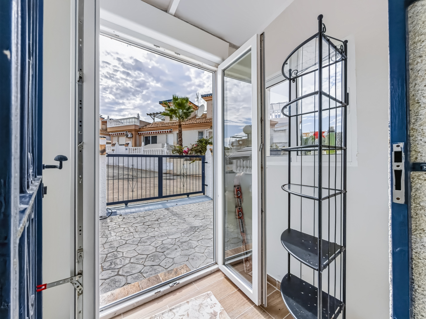 Resale - Exclusive 2 Bed 2 Bath corner plot Townhouse with a large garden and roof terrace with community pool in Ciudad Quesada - calle Onda - Alicante