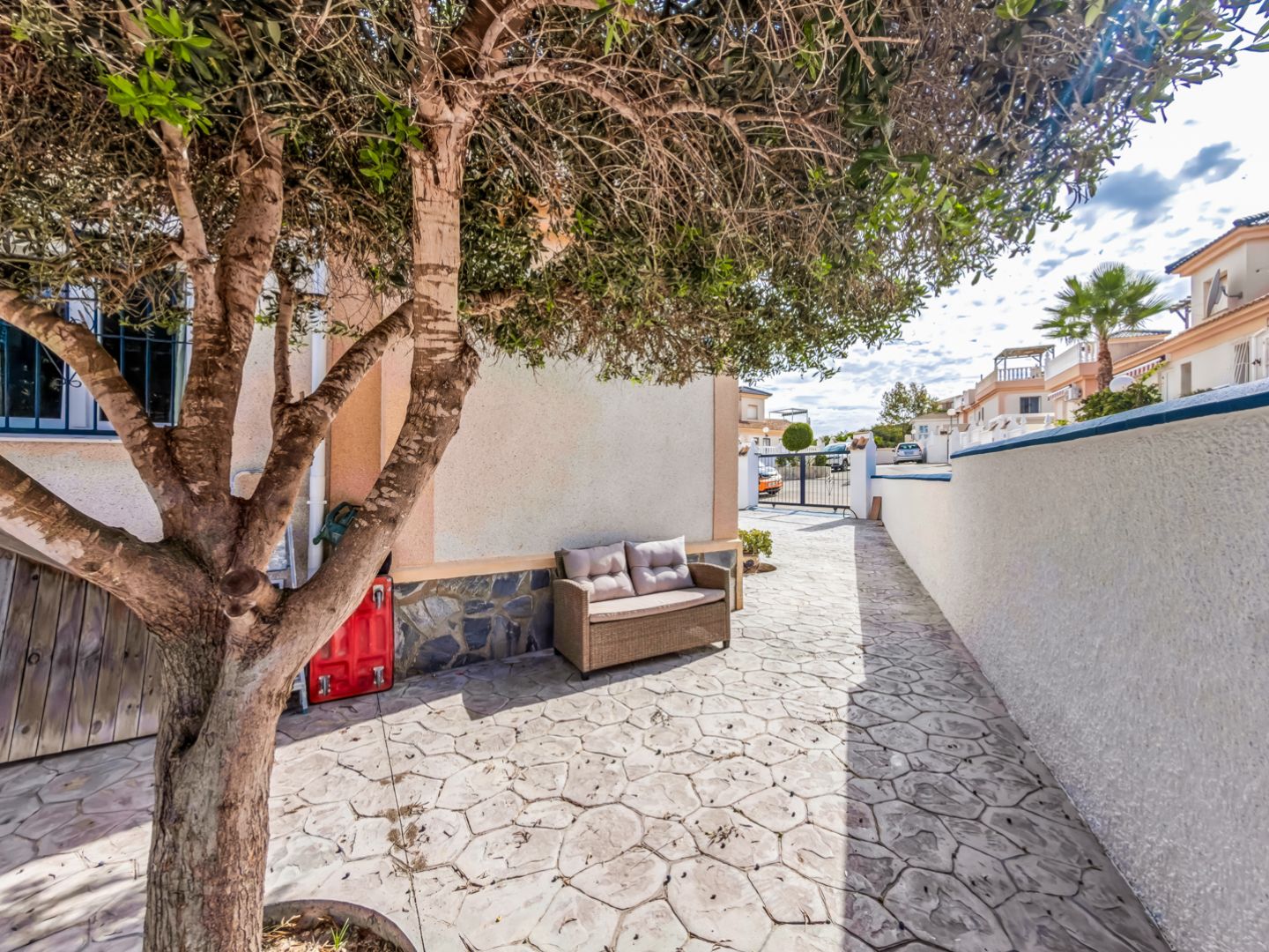 Exclusive 2 Bed 2 Bath corner plot Townhouse with a large garden and roof terrace with community pool in Ciudad Quesada