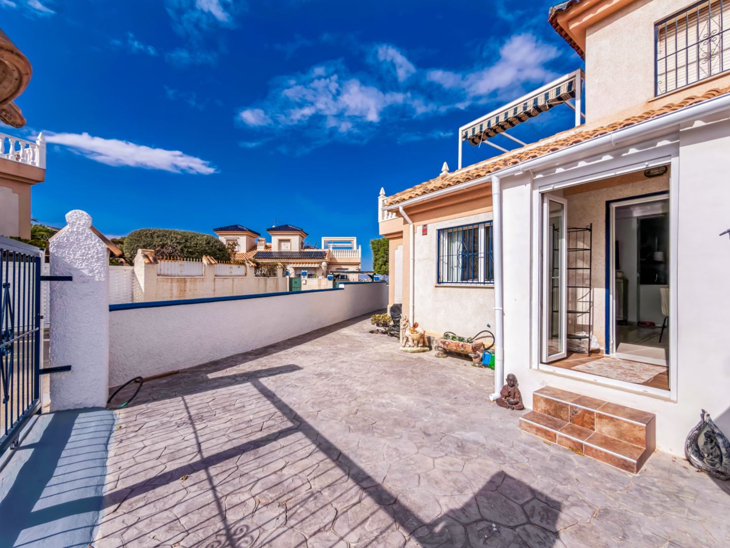 Exclusive 2 Bed 2 Bath corner plot Townhouse with a large garden and roof terrace with community pool in Ciudad Quesada