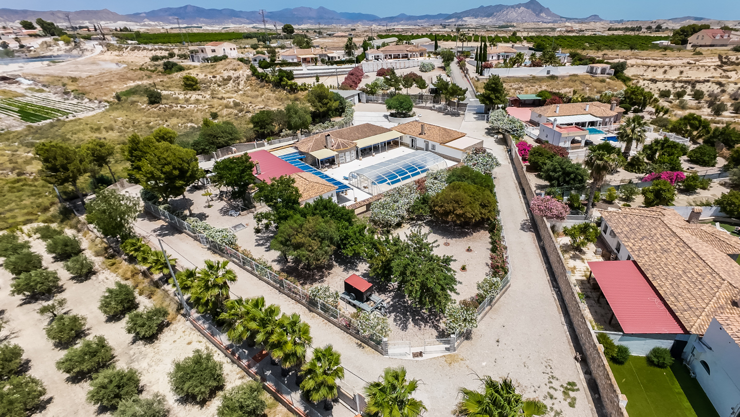 Resale - 6 Bed 4 Bath Villa with Pool and Large Plot with multiple garages in Fortuna  - calle baños 3 - Murcia