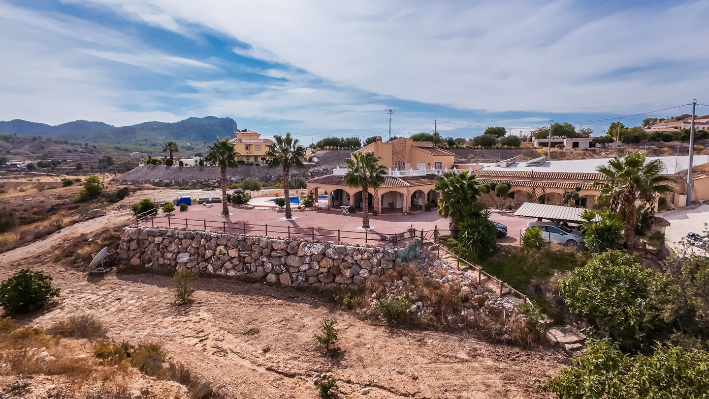 Resale - 6 bedroom 4 bathroom villa and cave house for sale in Las Casicas, Fortuna - paraje de las casicas - Murcia