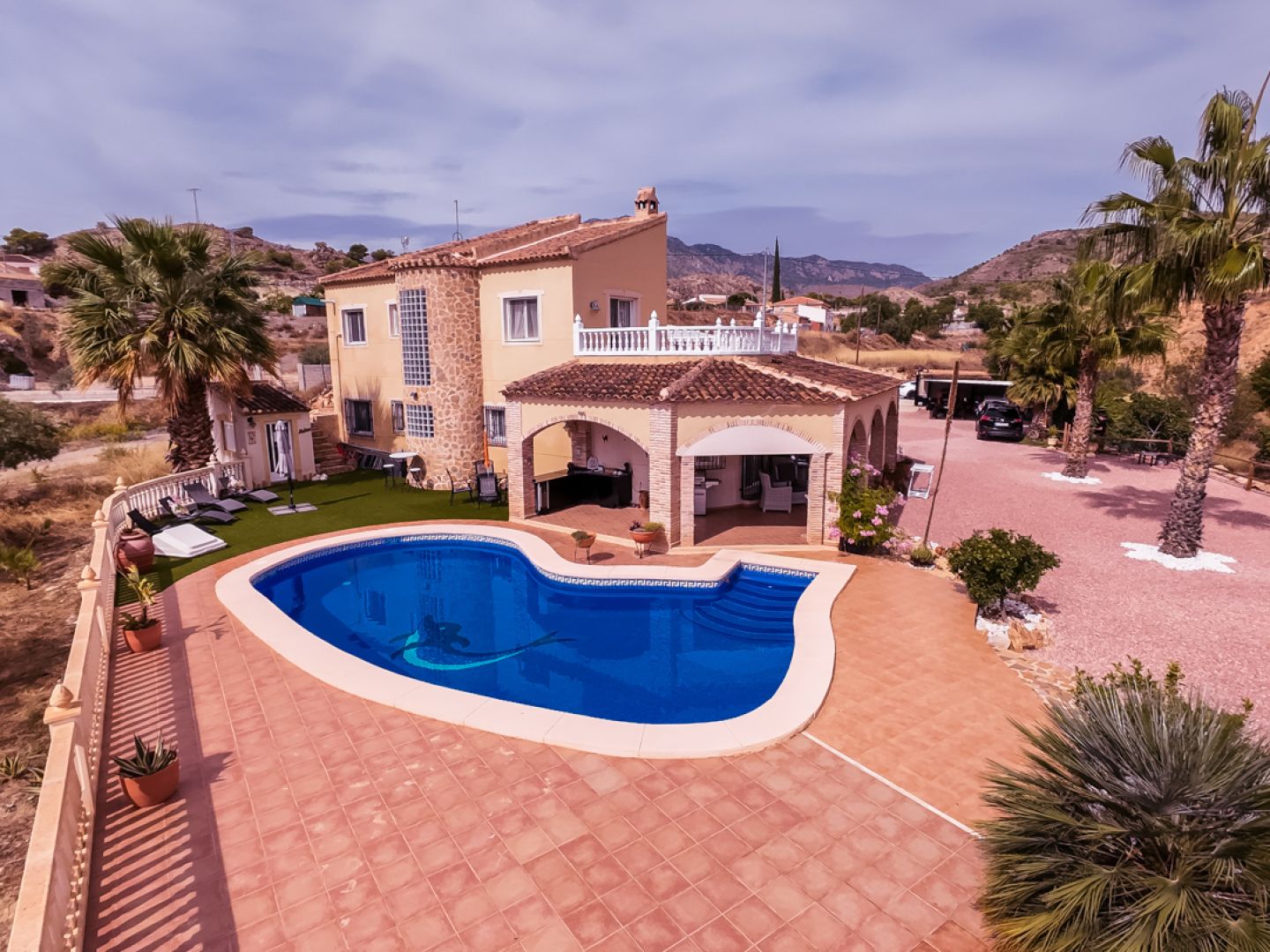 6 bedroom 4 bathroom villa and cave house for sale in Las Casicas, Fortuna