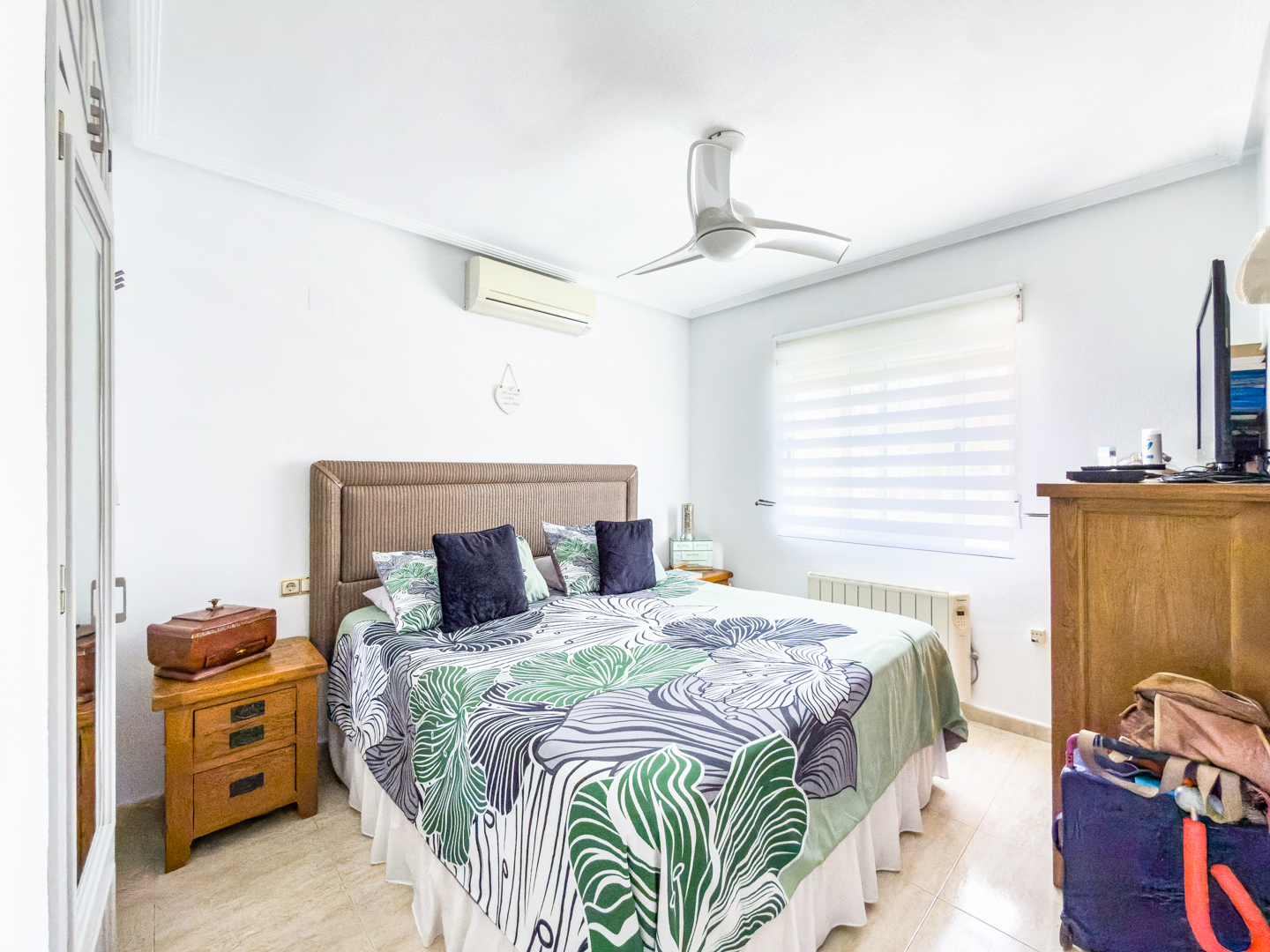 Resale - 3 Bed 3 bath Villa with Private Pool and Parking + Hot tub and Guest apartment in El Galan, Villamartin - calle marbella - Alicante